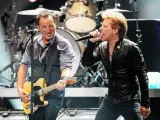 Bruce Springsteen y Bon Jovi, actuando en el concierto 12-12-12.