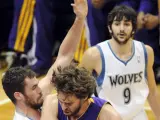 El jugador de los Lakers Pau Gasol (d) disputa el balón con Kevin Love (i) de los Timberwolves, junto al español Ricky Rubio (atrás).