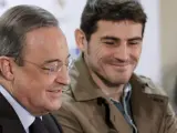Casillas y Florentino Pérez durante la presentación del 'Partido por la Ilusión'.