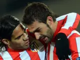 Los jugadores del Atlético de Madrid Adrián (d) y Falcao García (i) celebran el primer gol contra Hanover.