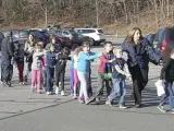 Fotografía cedida que muestra a unos agentes de Policía evacuando a unos niños de la escuela Sandy Hook en Newtown (Connecticut, EE UU).