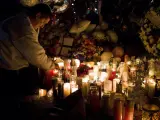 Un hombre enciende velas en memoria de las víctimas del tiroteo en la escuela primaria Sandy Hook, en una esquina de Newtown, Connecticut (EE UU).