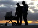 Juan Francisco y Antonio, en la playa con su hija.