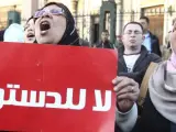 Unas egipcias gritan eslóganes contra el presidente egipcio, Mohamed Morsi, y sujetan una pancarta en la que se puede leer "no a la constitución", este martes 18 de diciembre de 2012.