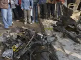 Imagen facilitada por la agencia de noticias siria SANA que muestra los restos de un coche bomba en Alepo.