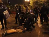 Agentes de los antidisturbios detienen a una persona cerca del Congreso de los Diputados durante la protesta que ha tenido lugar en la capital y en otras ciudades españolas por el 25-S.