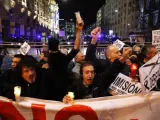 Protestas junto al vallado que protege el Congreso de los Diputados.