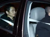 El presunto líder de la mafia china desarticulada en la operación Emperador, Gao Ping (i), en un vehículo, a su salida de la prisión de Villena (Alicante).