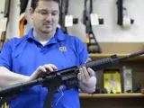 Un propietario de una armería sostiene un rifle semiautomático de asalto MP15 de la firma Smith & Wesson en su negocio en Tucker (Georgia, EE UU)