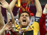 Iker Casillas levanta el trofeo que acredita a España como vencedor de la Eurocopa 2012.