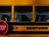 Un niño observa, el jueves 3 de enero de 2012, desde el interior de un bus a su salida de un centro de la vecina localidad de Monroe, Connecticut (EE UU), la escuela Chalk Hill, situada a unos 11 kilómetros de Newtown, que a partir de ahora pasará a llamarse escuela primaria Sandy Hook.