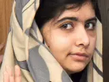 La adolescente paquistani Malala Yousufzai abandona el hospital Queen Elizabeth tras haber recibido el alta hospitalaria.