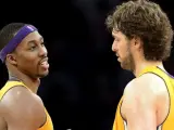 Los jugadores de Los Angeles Lakers el español Pau Gasol y Dwight Howard.