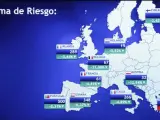 Un panel informativo de la Bolsa de Madrid muestra los valores de la prima de riesgo en distintos países europeos el pasado 10 de enero.