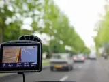 Un sistema de navegación GPS guía a un coche a través de una carretera.
