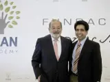 El empresario mexicano Carlos Slim (i) posa junto al dirigente de la Academia Khan, Salman Khan (d), el lunes 14 de enero de 2013, durante una rueda de prensa en Ciudad de México (México). Slim, el hombre más rico del mundo según la revista Forbes, anunció que invertirá más de 300 millones de dólares) para apoyar la educación en el país en los próximos 3 años.