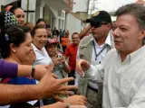 Fotografía cedida por la Presidencia de Colombia donde aparece el presidente Juan Manuel Santos (d) durante una visita, el miércoles 16 de enero de 2013, a Ocaña (Colombia).
