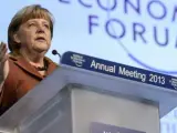 La canciller alemana, Angela Merkel, da un discurso durante su participación en una sesión de la 43ª reunión anual del Foro Económico Mundial en Davos.