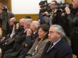 Fidel Pallerols, a la derecha, junto al resto de acusados en el caso Pallerols, en la Audiencia de Barcelona.