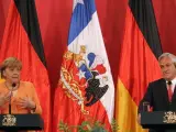 El presidente de Chile, Sebastián Piñera (d), y la canciller de Alemania, Angela Merkel, ofrecen una rueda de prensa en el palacio de La Moneda de Santiago de Chile.