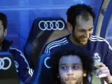 El portero del Real Madrid, Diego López, junto a Xabi Alonso y Marcelo en el banquillo.