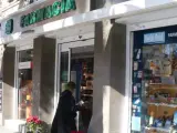 Una mujer entra en una farmacia.