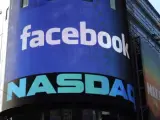 Vista del logotipo de Facebook en el luminoso del exterior de la sede del mercado Nasdaq en Nueva York.