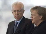 Angela Merkel y Mario Monti durante su comparecencia pública en Berlín.