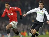 El portugués del Manchester United, Nani, (i), lucha por el control del balón con David Albelda.