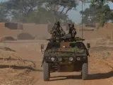 Imagen cedida por la Oficina de comunicación audiovisual del Ejército francés (ECPAD) el 21 de enero de 2013, que muestra una furgoneta militar francesa patrullando por el norte de Bamako, Mali.
