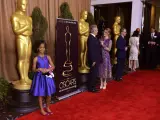 La joven actriz estadounidense Quvenzhane Wallis posa a su llegada al tradicional almuerzo previo a la ceremonia de los Oscar.