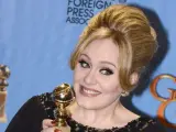 Adele muestra su premio a la mejor canción original en los Globos de Oro.