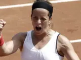 La tenista Lourdes Domínguez celebra su victoria en la Copa Federación ante Pauline Parmentier.