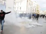 Las protestas en varias zonas de Túnez se están multiplicando.