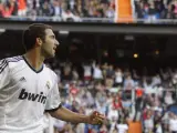 El delantero argentino del Real Madrid, Gonzalo Higuaín, celebra un gol en el Bernabéu.