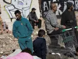 Una de las familias desalojadas de la fábrica abandonada en Valencia se ha quedado literalmente en la calle.