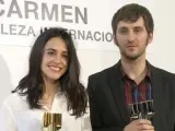 Macarena García (izda.), y Raúl Arévalo posan con su premio a la belleza más internacional del cine español.