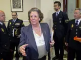 La alcaldesa de Valencia, Rita Barberá saluda a los miembros de la Junta Local de Seguridad, al comienzo de la reunión celebrada en el Ayuntamiento.