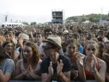 Cientos de seguidores asisten al concierto ofrecido por la cantante Russian Red en la jornada de apertura del Festival Internacional de Benicàssim (FIB).