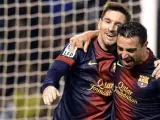 Los jugadores del Barcelona, Messi y Xavi, durante la celebración de un gol.