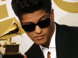 Bruno Mars posa con un premio en la 53 edición de los Premios Grammy.