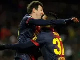 Leo Messi abraza a Tello durante la celebración de un gol del FC Barcelona.