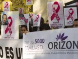 Trabajadores de Orizonia durante la concentración que han llevado a cabo frente a las puertas del Consolat de Mar, sede de la presidencia del Govern balear.