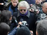 El líder del Movimiento 5 Estrellas, Beppe Grillo, atiende a la prensa.