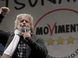 El líder del 'Movimiento Cinco Estrellas', el comediante italiano Beppe Grillo, se dirige a sus simpatizantes durante la jornada de cierre de la campaña para las elecciones italianas, el 22 de febrero de 2013 en Roma.