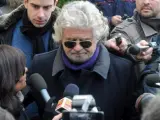 El líder del Movimiento 5 Estrellas, Beppe Grillo (c), atiende a la prensa a su llegada a un colegio electoral en Génova (Italia).