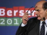 El líder del centroizquierda italiano, Pier Luigi Bersani, da una rueda de prensa en la oficina de prensa del Partido Democrático.