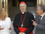 Trinidad Jiménez y Ramón Jauregui, junto al cardenal Tarcisio Bertone, secretario del Estado Vaticano, durante un encuentro en La Moncloa.