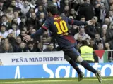 Leo Messi celebra un gol del Barça en el Bernabéu.