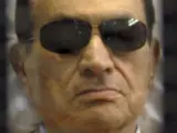 El ex presidente egipcio Hosni Mubarak durante su juicio en la academia policial de El Cairo, Egipto. La Fiscalía General de Egipto ordenó el regreso del expresidente Hosni Mubarak al hospital de la prisión cairota de Tora tras una mejora de su estado de salud.